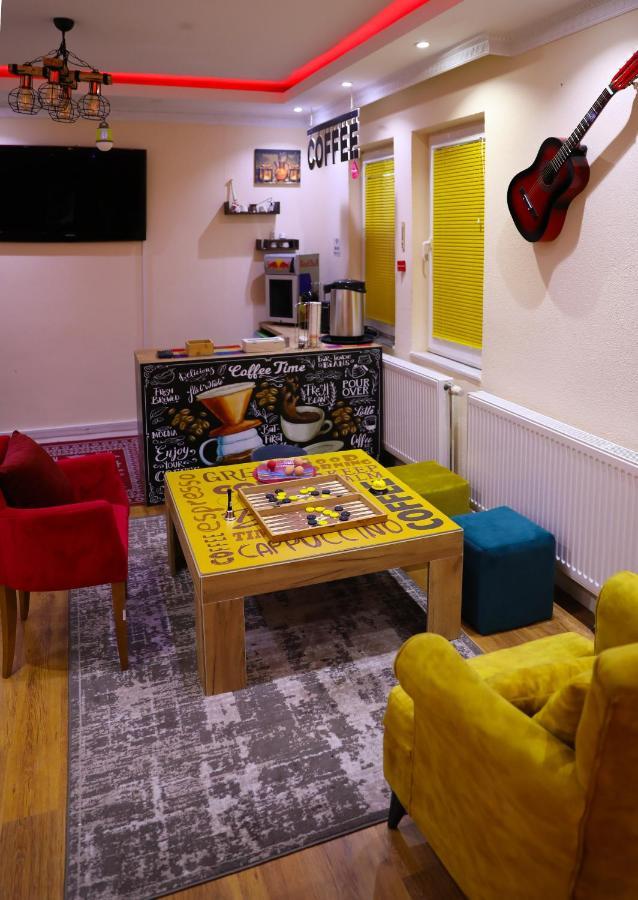 City Park Hostel Prishtinë Ngoại thất bức ảnh