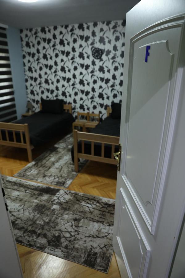 City Park Hostel Prishtinë Ngoại thất bức ảnh