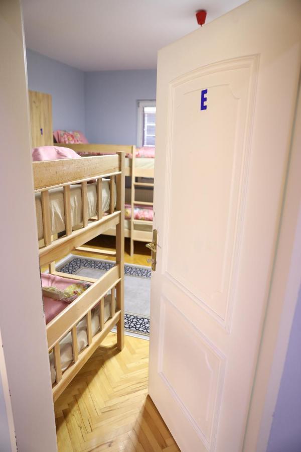 City Park Hostel Prishtinë Ngoại thất bức ảnh